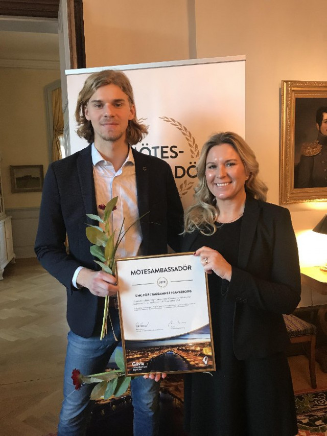 Oskar Simryd och Anna Leima tar emot utmärkelsen för värdskapet av konferensen UF alumni Weekend 201