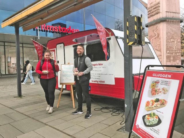 Gluggen serverar matlådor med husmanskost på Stortorget i Gävle.