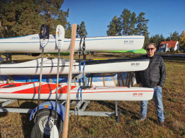 Kenneth Asp låter alla prova på paddling i Axmar bruk.