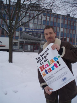 Lars Eldh förbereder Café Starta Eget på Stadsbiblioteket i Gävle