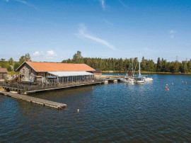 Havskrogen Axmar Brygga vid hamnen i Axmar bruk.