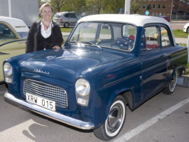 Catarina med sin Ford Anglia -59