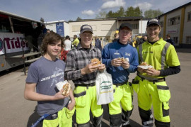 Hamburgerlunch i solen.