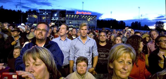 Publiken njuter av Drive For Daddy Gene.