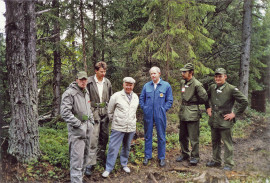 Åke Hålén (tvåa från vänster) och Eskil Karlsson, en av grundarna till Ockelbo skoterfabrik, på besök på Frösön på 80-talet för att demonstrera en skoter åt militärens brandförsvar.