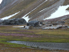 En gammal jaktstuga på Gnålodden som tidigare användes vid isbjörnsjakt.