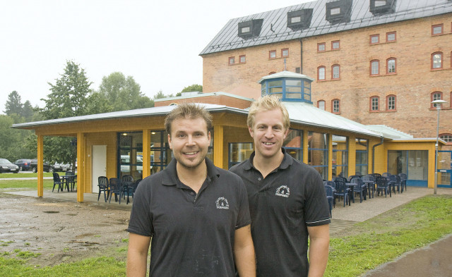 Magnus Thor och Clas Abrahamsson vid restaurang Gustafsbro i Gävle. Foto: P-E Jäderberg.