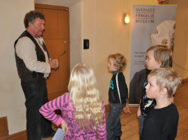 Rolf berätta om museet för Matilda, Noa, Adam och Oliver