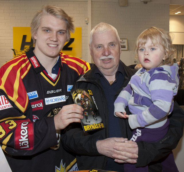 Natalie Sundberg med farfar Ulf hälsade på Brynässpelaren Jakob Silfverberg