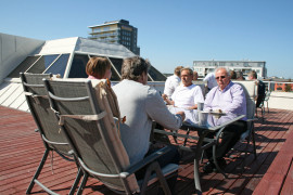 Bankkunderna samlades på terassen och avnjöt sin fika i solen.