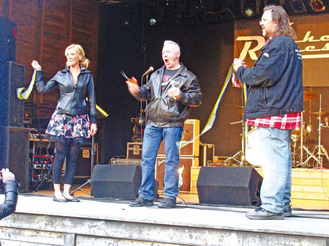 Holmarna nyinvigdes av Jerry Williams, här flankerad av nya ägarinnan Cilla Domstad och förre ägaren Micke Finell från The Refreshments . Foto: Anna R Robertsdotter.