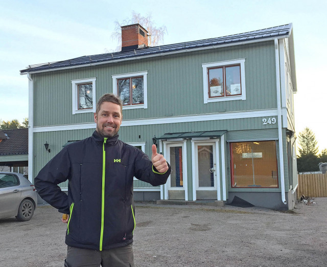 Johan Björklund framför nya Gluggen i Valbo.